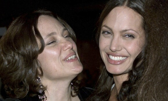 Angelina etter det tøffe året: - Jeg hadde gitt alt for å ha mamma hos meg nå